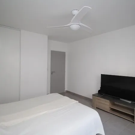 Jolie T2 Pour 4 Personnes Dans Avec Piscine Et Parking דירה *